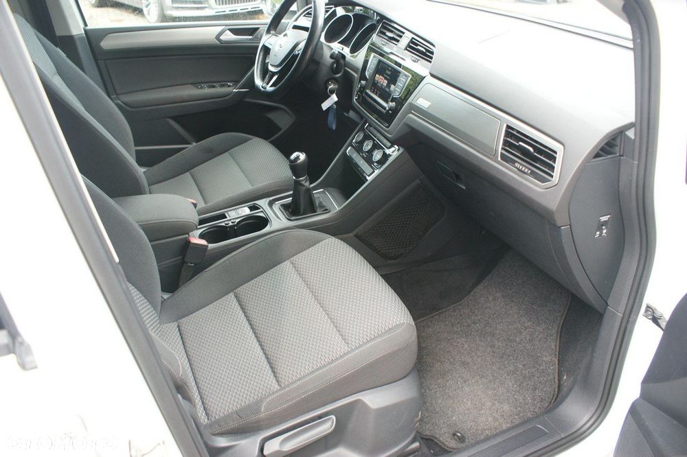 Volkswagen Touran - 11