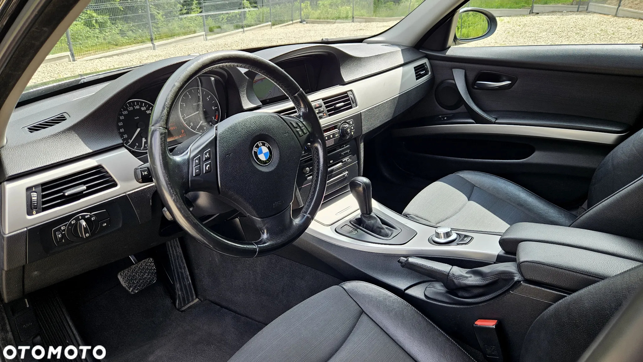 BMW Seria 3 318i Touring - 28