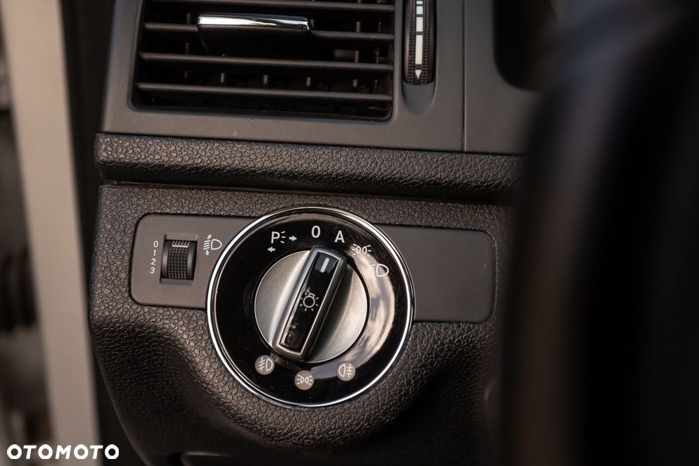 Mercedes-Benz Klasa C 180 BlueEFFICIENCY Elegance - 23