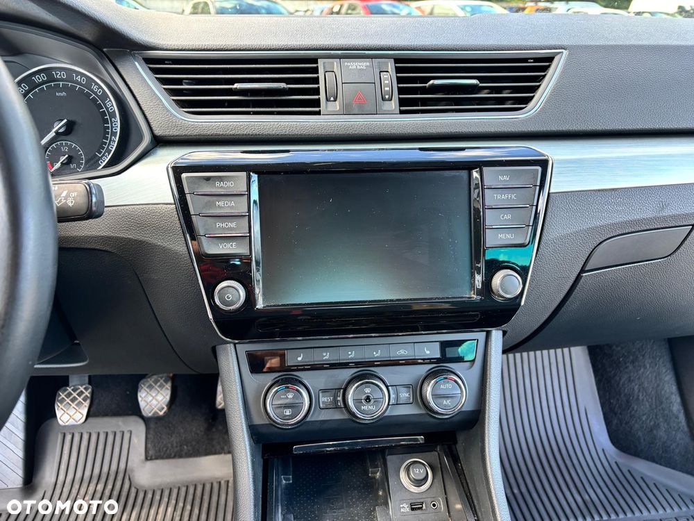 Skoda Superb 2.0 TDI Sportline - 22