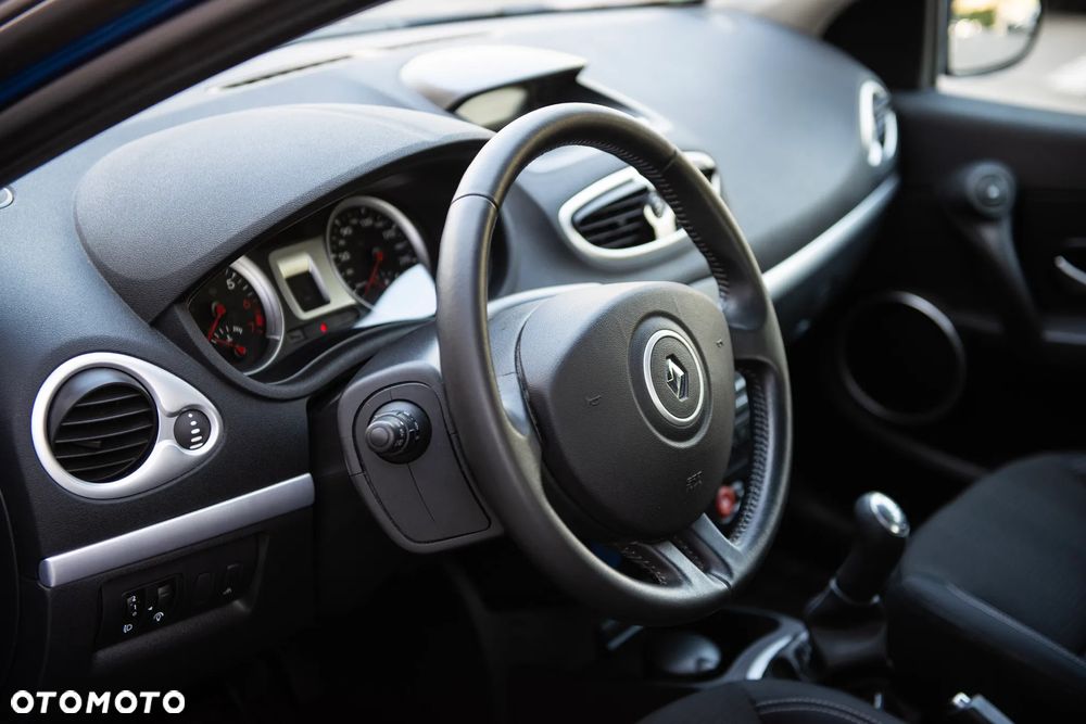 Renault Clio 1.2 16V Confort Authentique - 17