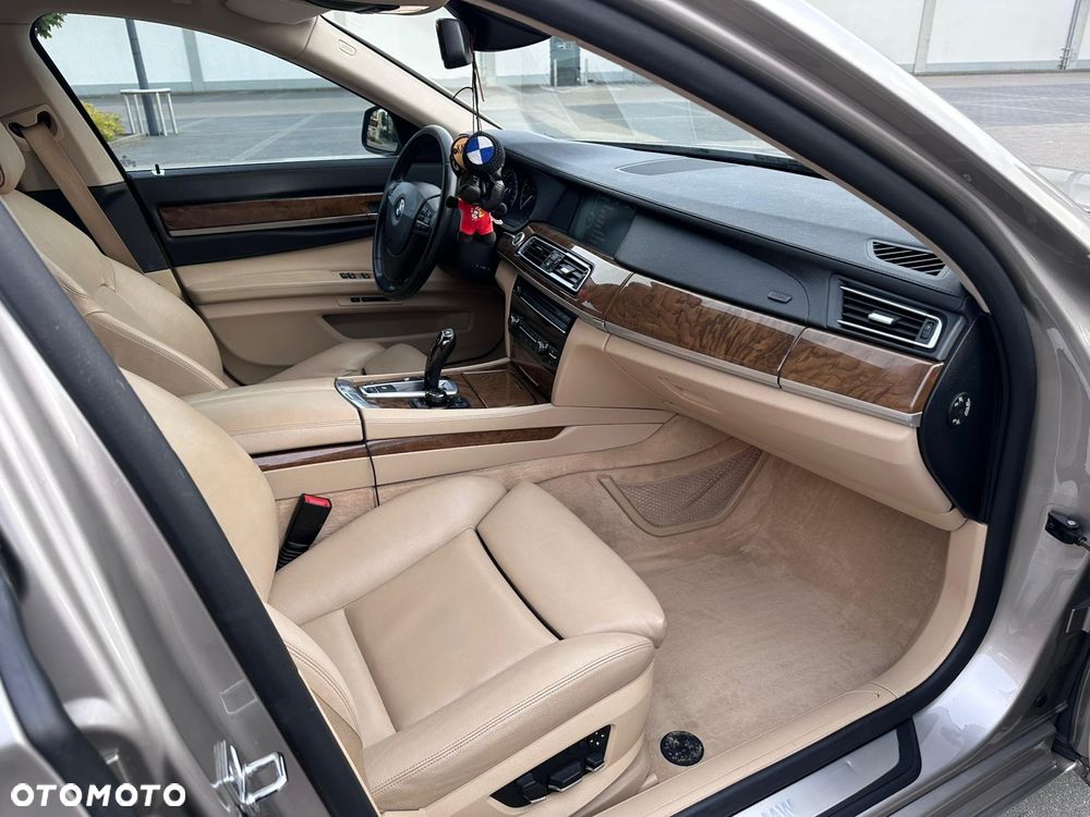 BMW Seria 7 740i L - 8