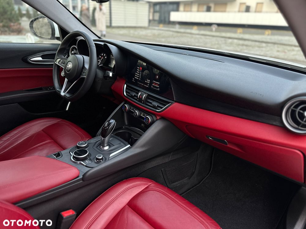 Alfa Romeo Giulia 2.0 Turbo 16V AT8 Veloce - 16