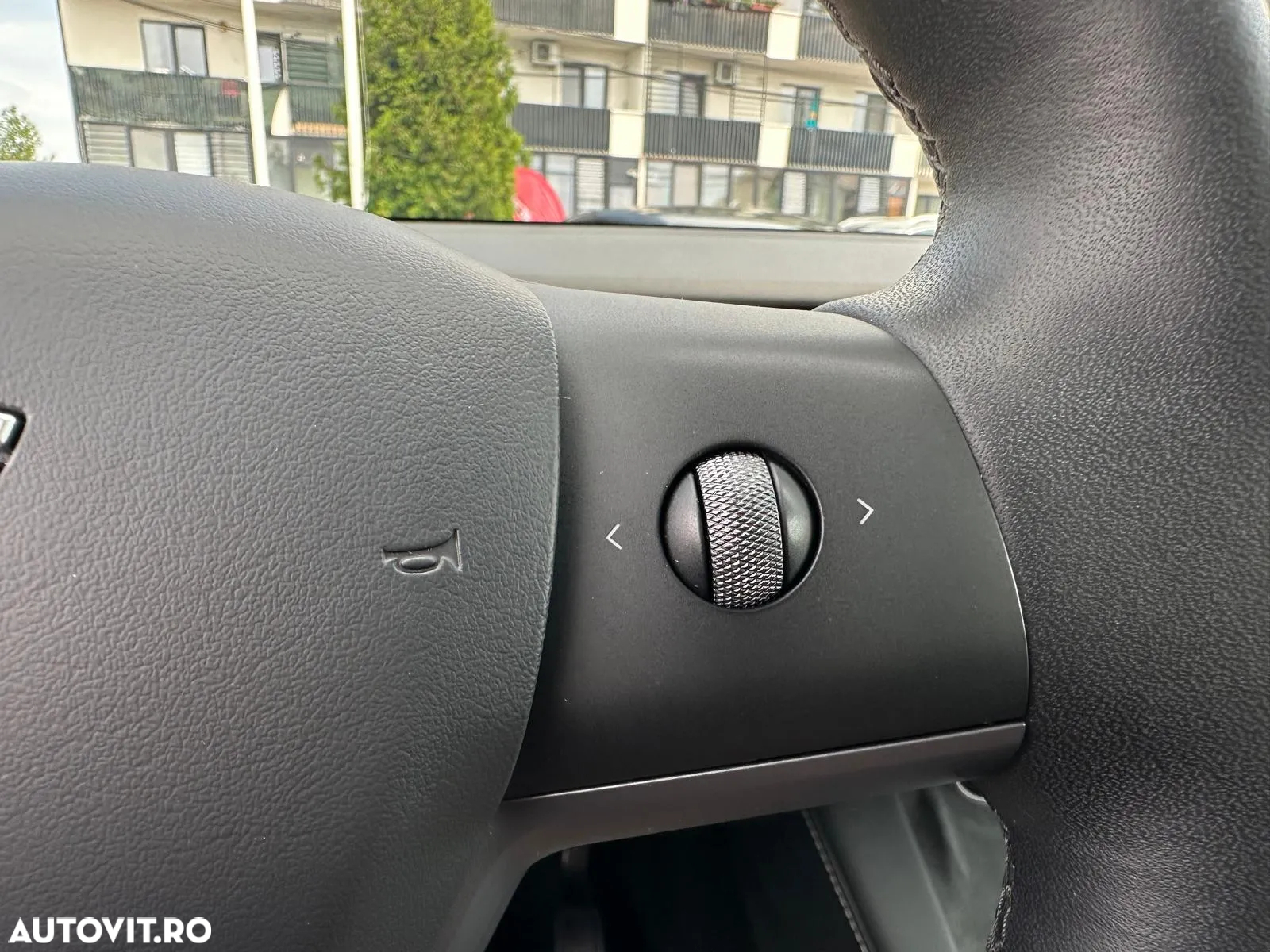 Tesla Model Y Long Range AWD - 29