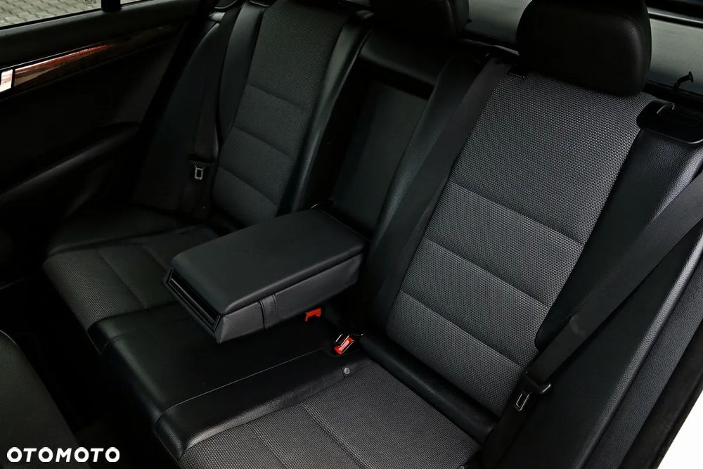 Mercedes-Benz Klasa C 220 CDI DPF Automatik Avantgarde - 32