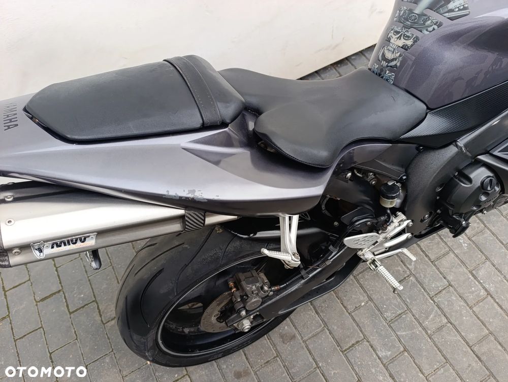 Yamaha R1 - 24