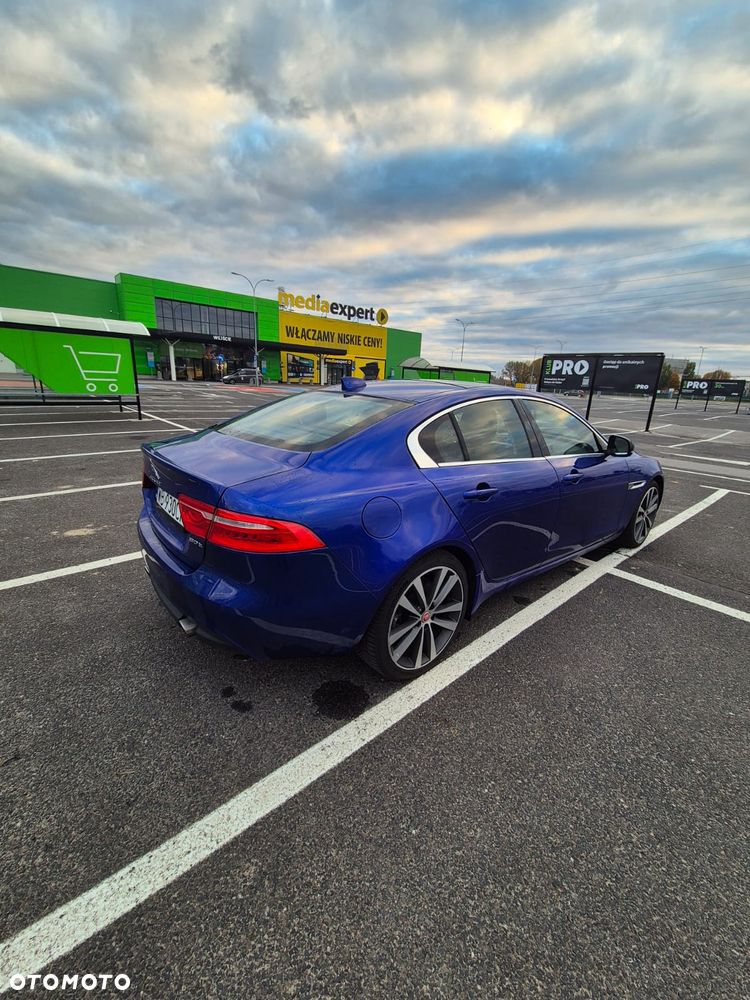 Jaguar XE 30t AWD Prestige - 3