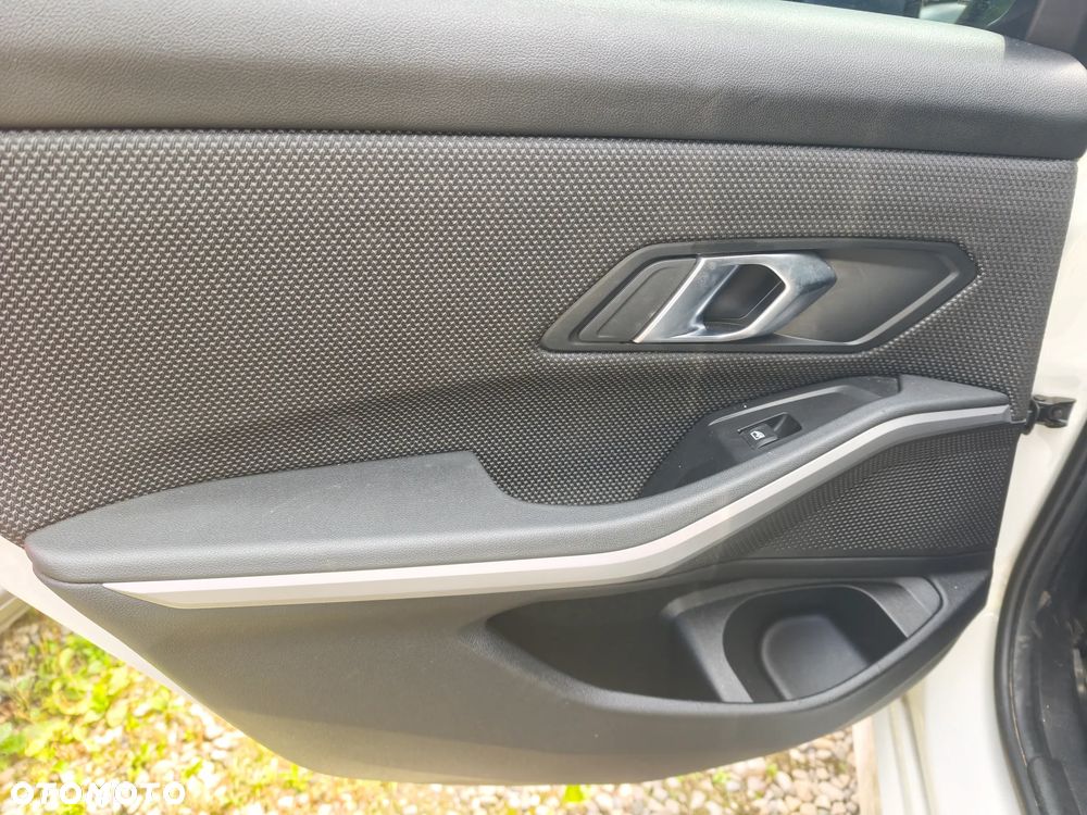 BMW Seria 3 318d - 17