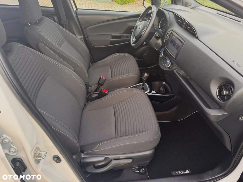 Toyota Yaris Hybrid 100 Selection - 23
