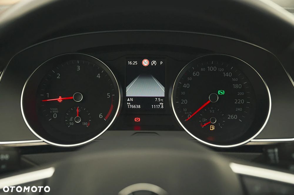 Volkswagen Passat Variant 2.0 TDI SCR DSG R-Line - 29