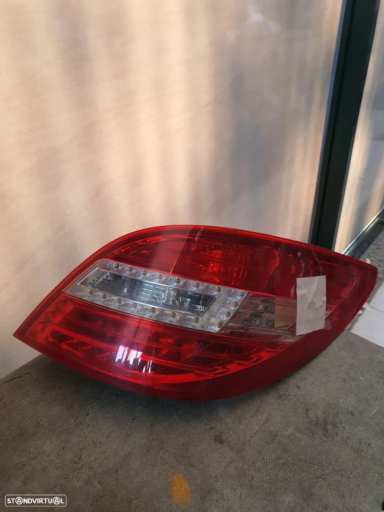 FAROLIM DIREITO MERCEDES BENZ W251 / A2518202064