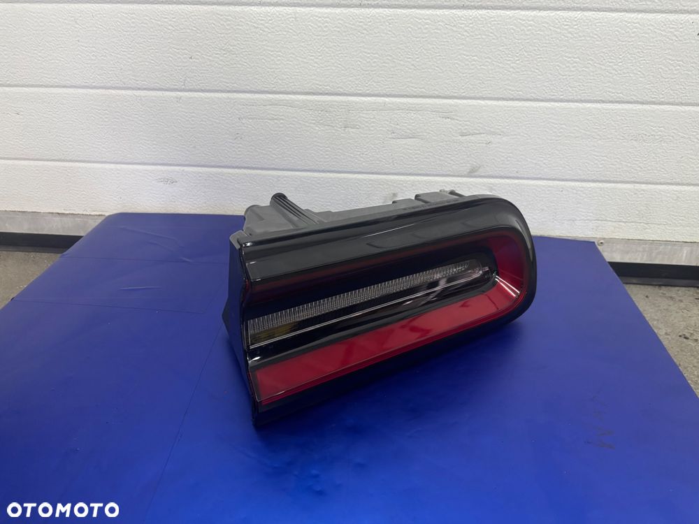 DODGE CHALLENGER 2017 LAMPA PRAWY TYL TYLNA - 1