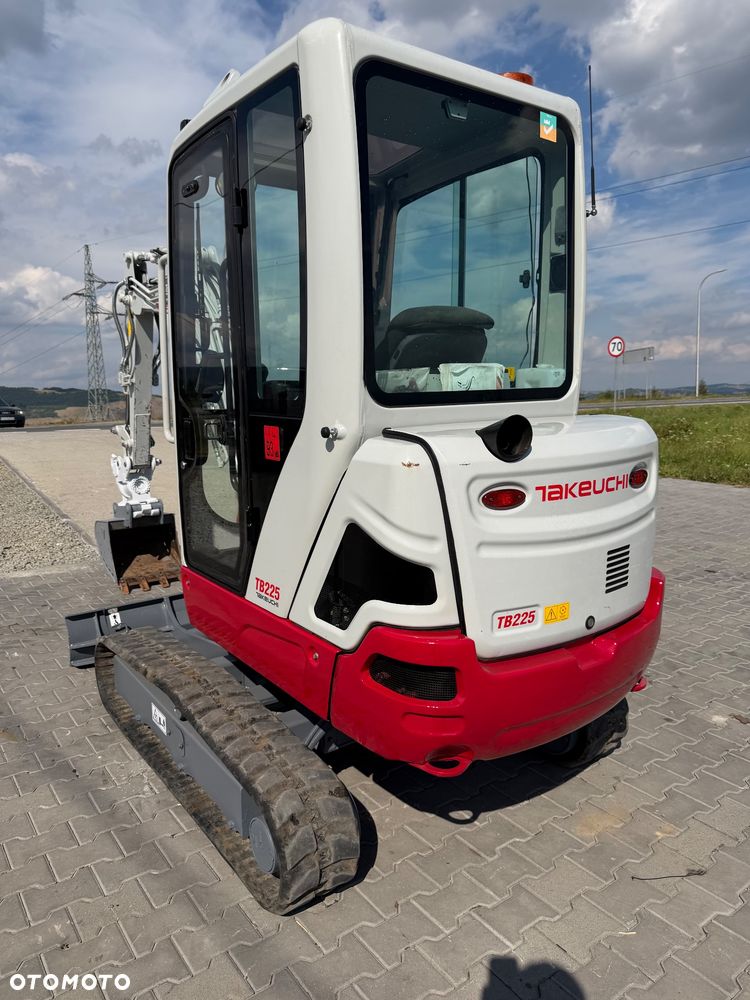 Takeuchi Tb225 - 3