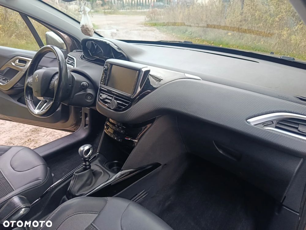 Peugeot 2008 1.2 Pure Tech Allure S&S - 11