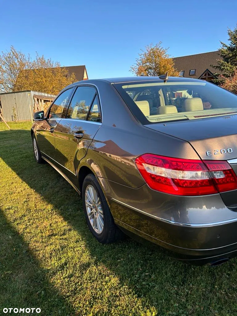 Mercedes-Benz Klasa E 200 T BlueEFFICIENCY 7G-TRONIC Elegance - 3