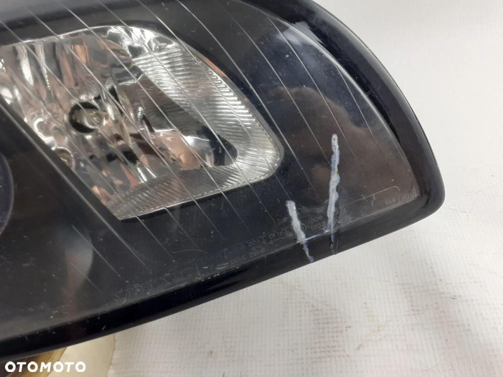 Volvo C70 06-10r Lampa prawa xenon - 2