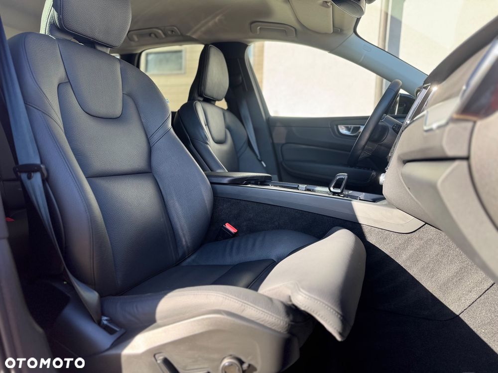 Volvo XC 60 B4 D Plus Dark - 31