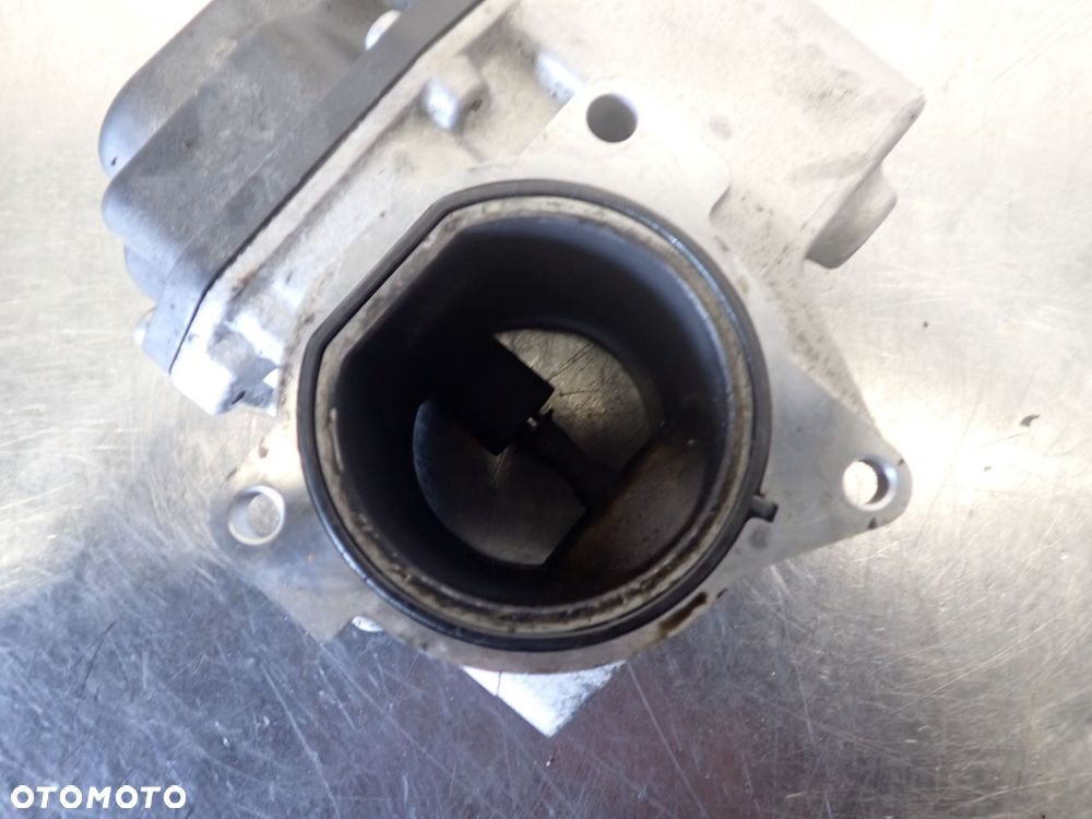 ZAWÓR EGR AUDI A4 B8 2.0 - 2