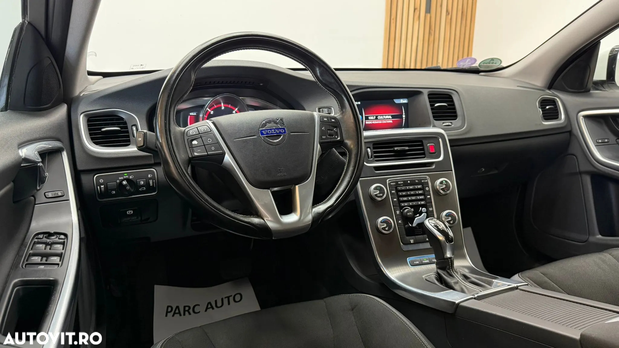 Volvo V60 D6 Plug-In-Hybrid AWD Geartronic Momentum - 25