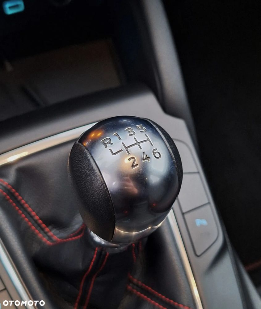 Ford Kuga 1.5 EcoBoost ST-LINE - 32