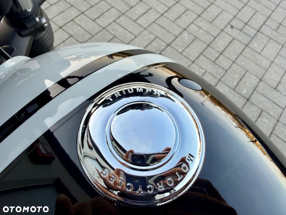 Triumph Bonneville Bobber - 12