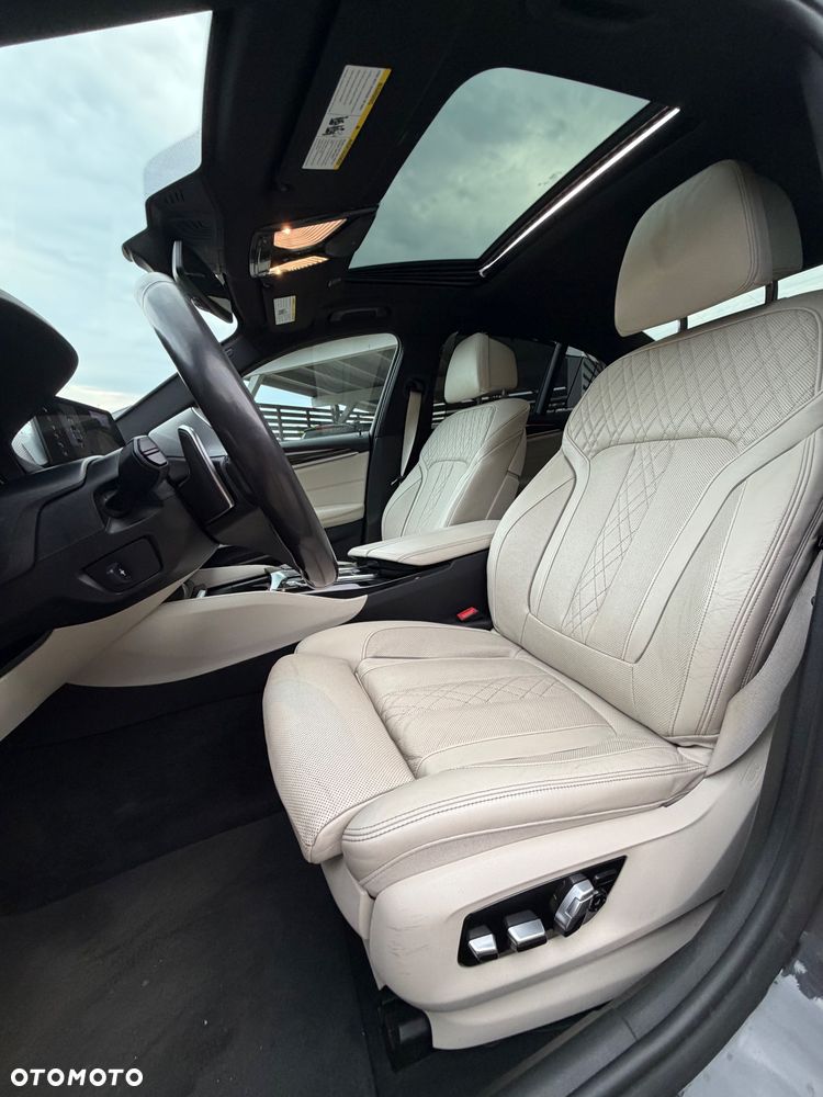 BMW Seria 5 M550i xDrive - 21