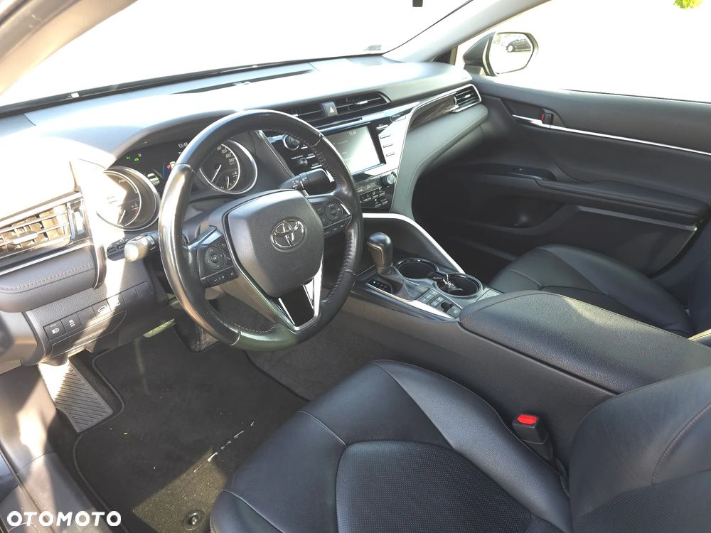 Toyota Camry 2.5 Hybrid Comfort CVT - 24