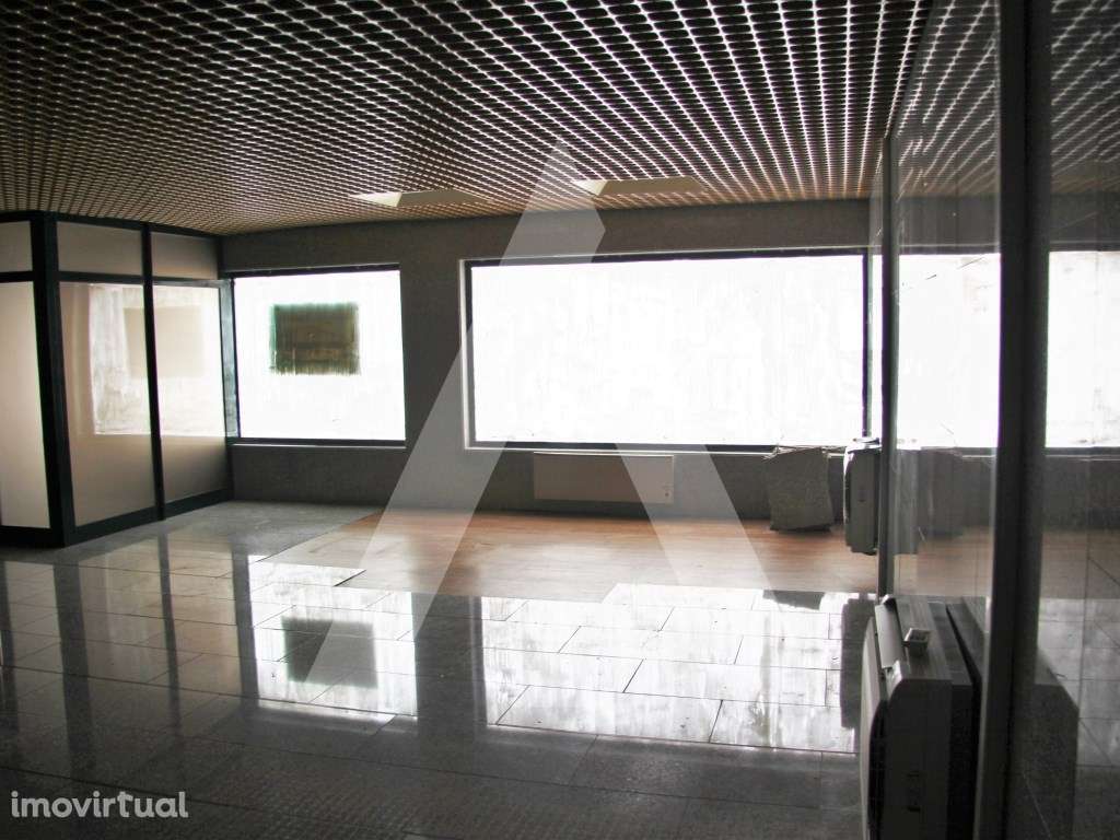 Loja no Centro de Freixo de Espada à Cinta - Grande imagem: 5/38