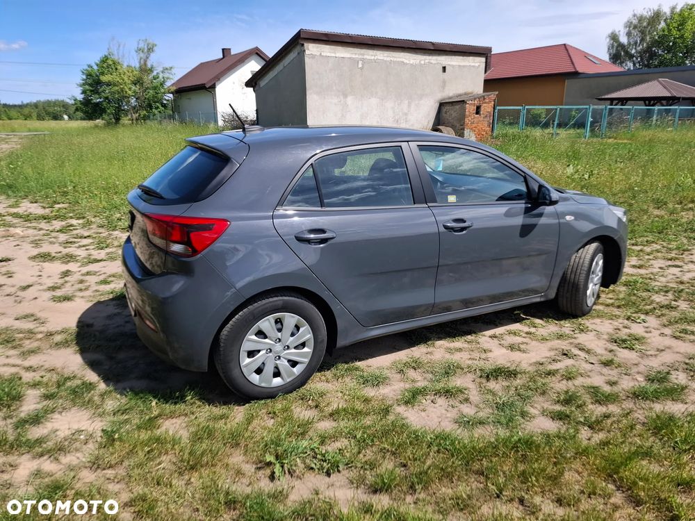 Kia Rio 1.2 L - 6