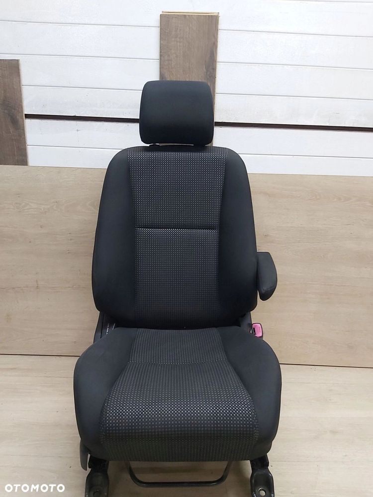 Toyota Corolla Verso II 04-08r fotel prawy przód air bag podłokietnik - 1