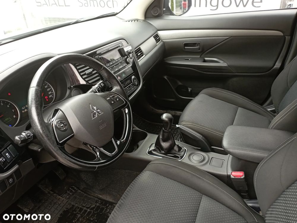Mitsubishi Outlander 2.0 Invite + 2WD - 3