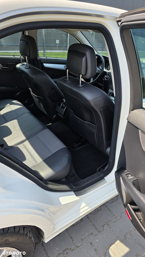 Mercedes-Benz Klasa C 220 CDI DPF Automatik BlueEFFICIENCY Avantgarde - 14