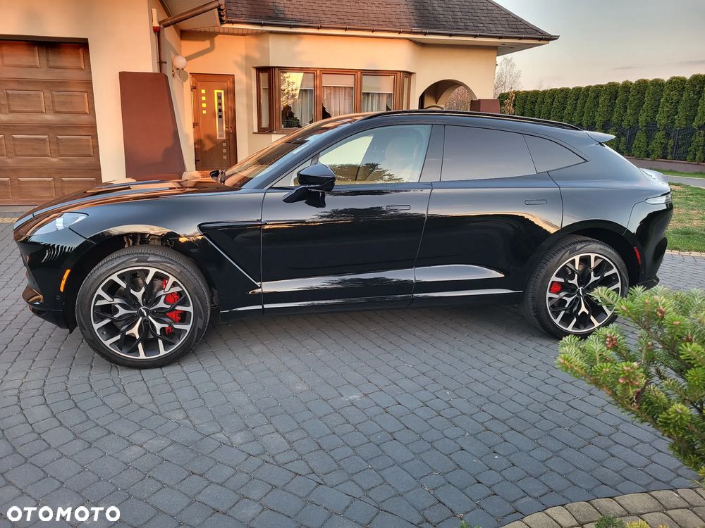 Aston Martin DBX - 8