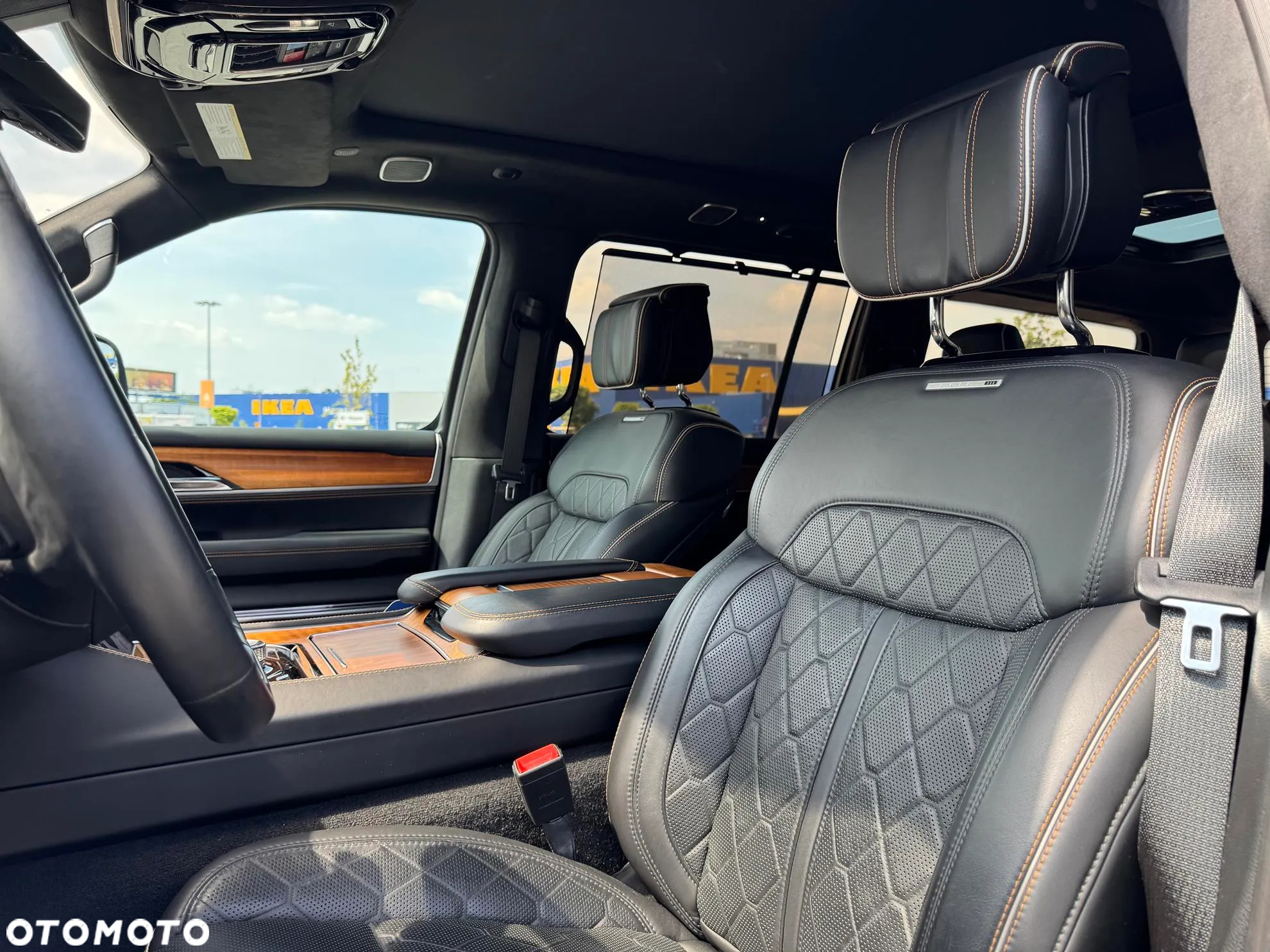 Jeep Grand Wagoneer - 23