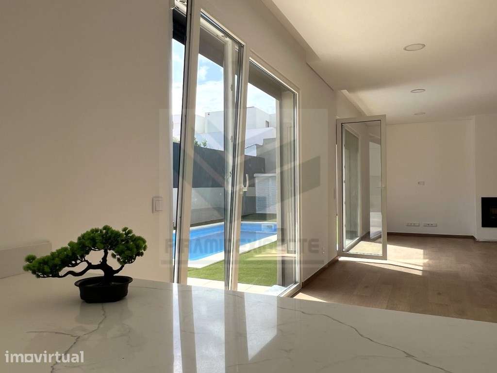 AZEITÃO, MORADIA Nova, 5ass. 3 SUITES, Lavandaria PISCINA - Grande imagem: 2/34