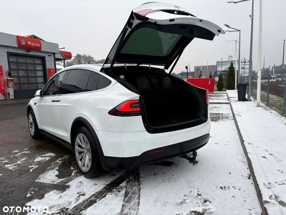 Tesla Model X - 15