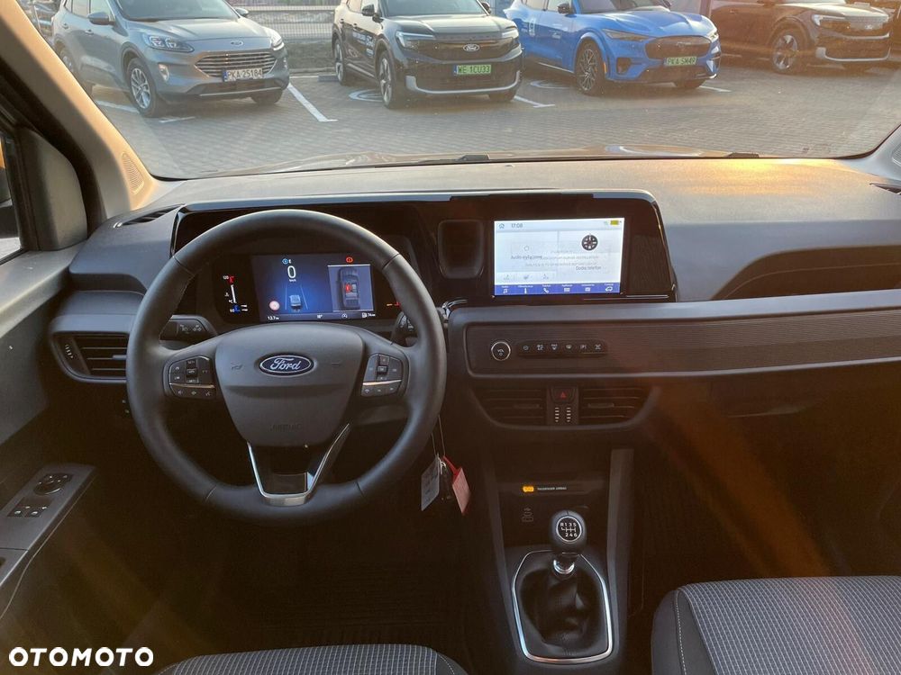 Ford Transit Courier - 26