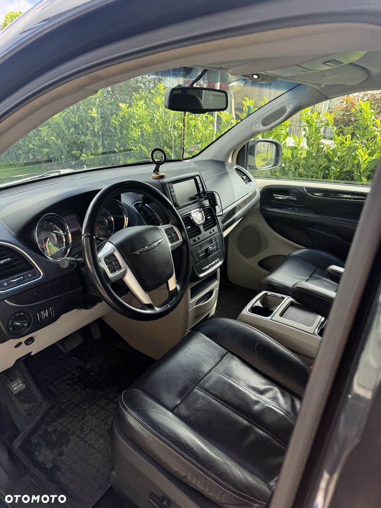 Chrysler Town & Country 3.6 Limited - 21