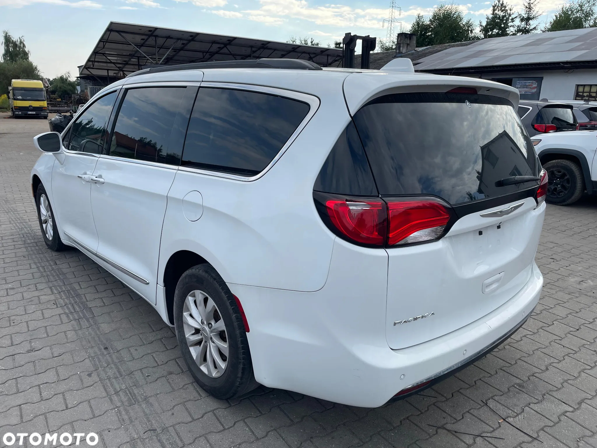 Chrysler Pacifica - 2