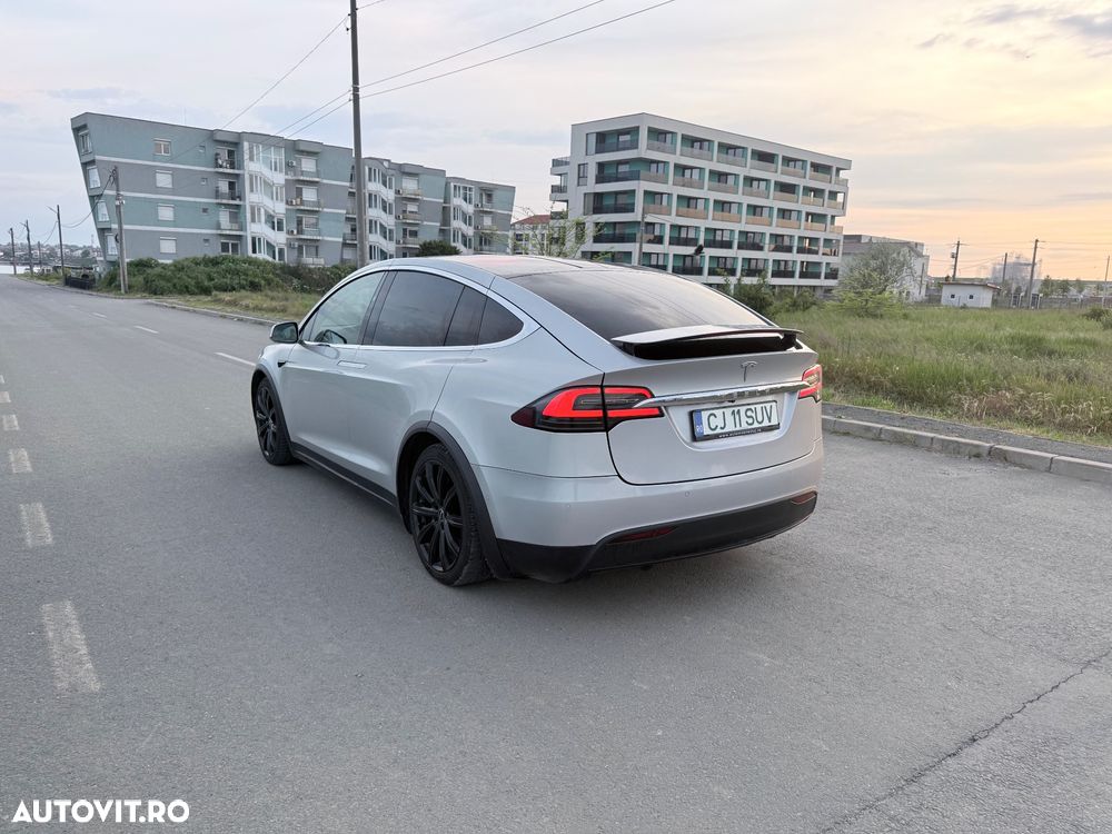 Tesla Model X - 11