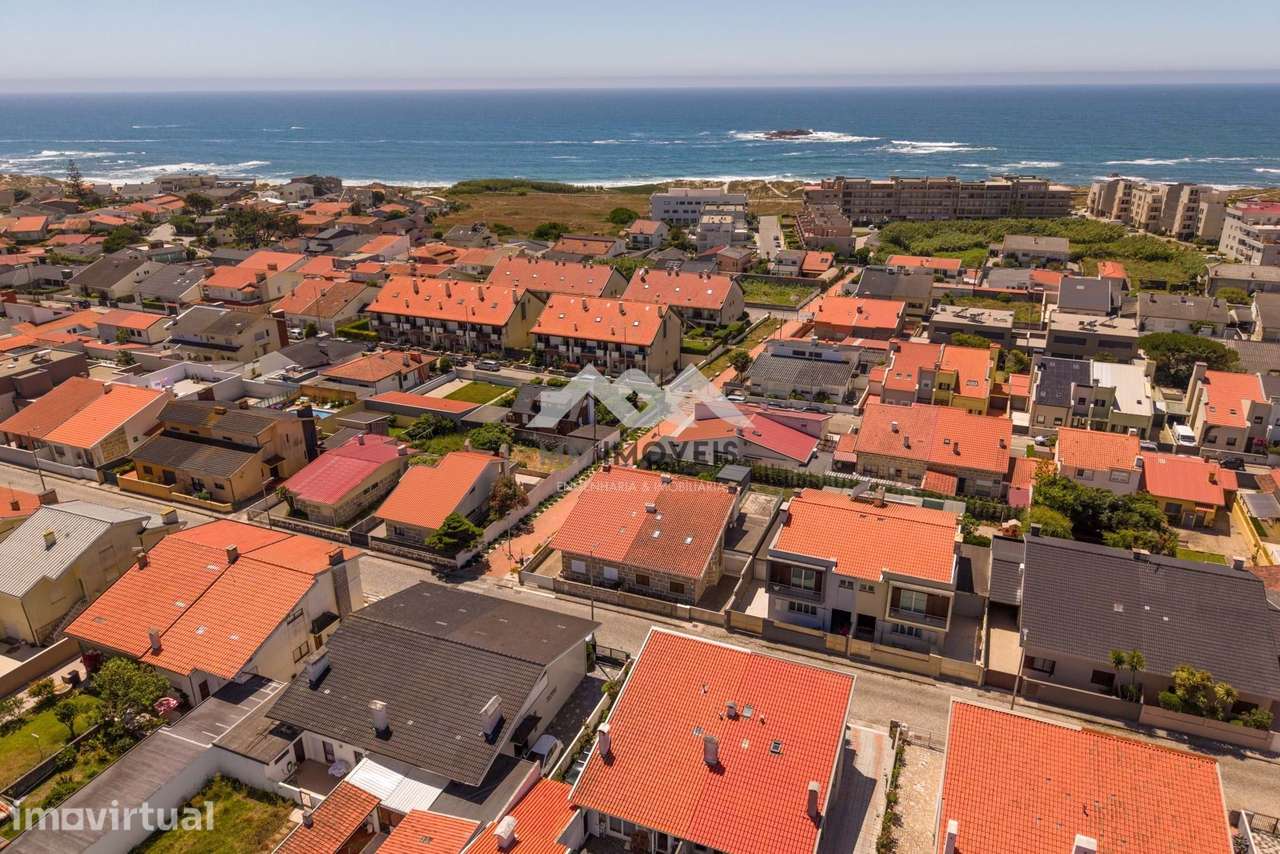 MORADIA T3 COM 3 SUÍTES A 300 METROS DA PRAIA DE MINDELO | A+ | SALÃO - Grande imagem: 2/60