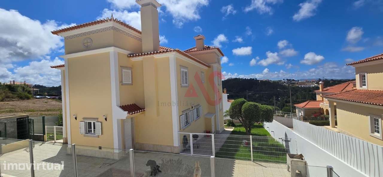 Moradia T5 com Piscina Coberta Aquecida, Garagem e Jardim em Mafra - Grande imagem: 2/26