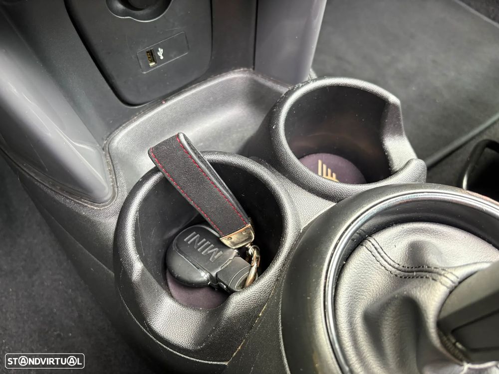 MINI 5 Portas Cooper D Aut. - 29