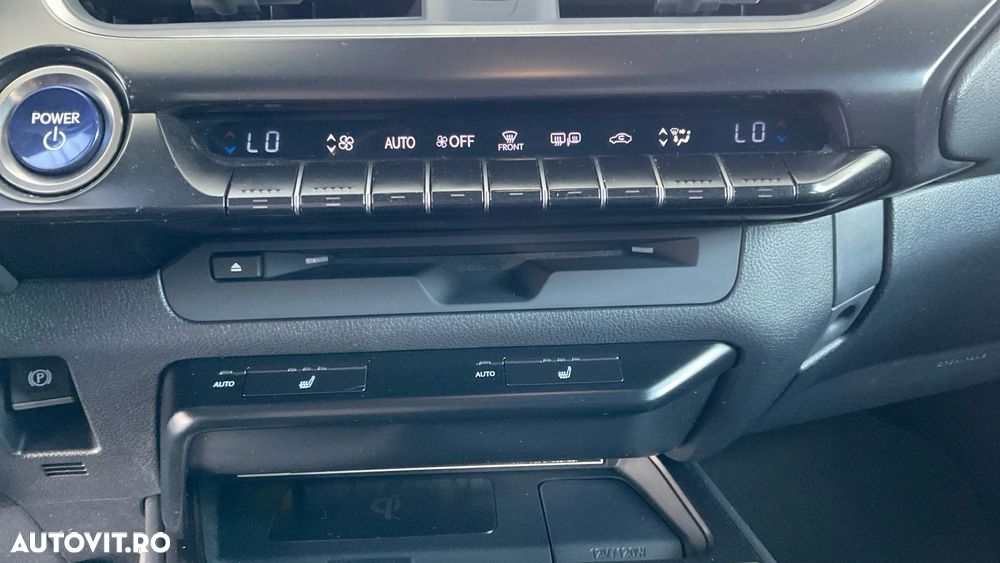 Lexus UX 250h FWD Executive - 38
