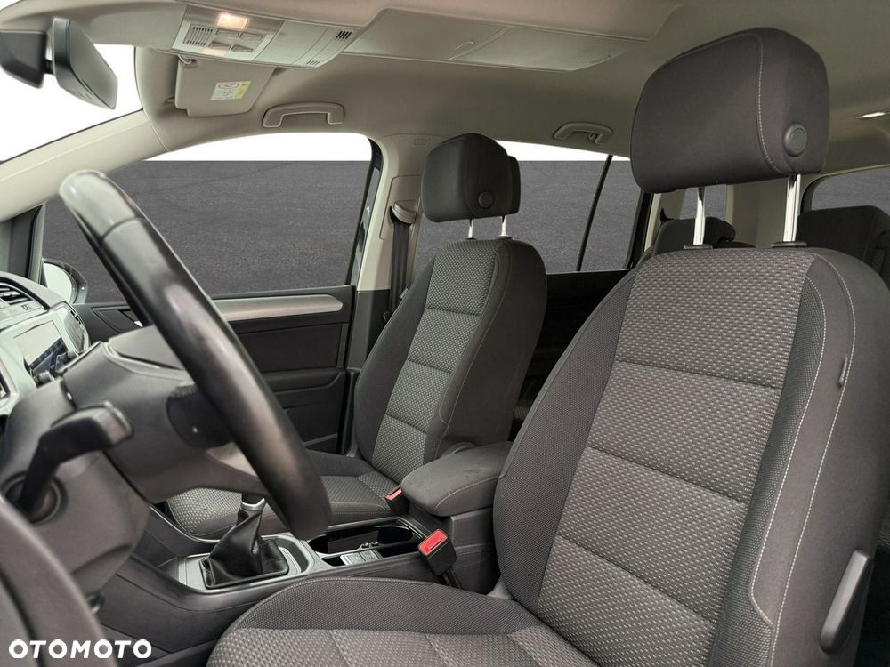Volkswagen Touran - 17