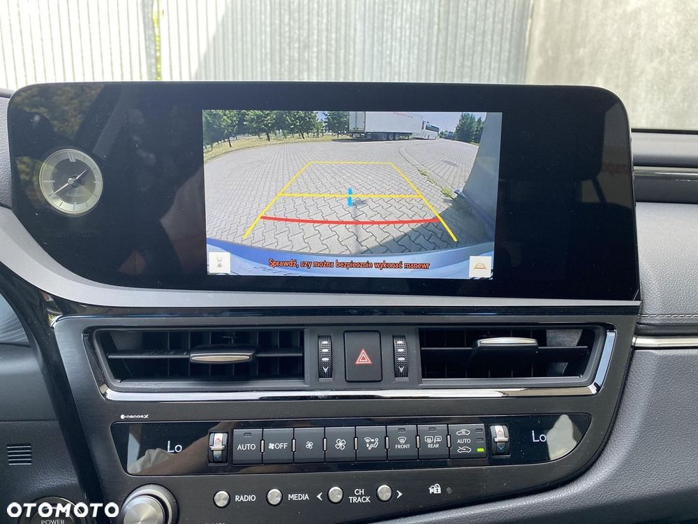 Lexus ES 300h Business Edition - 19