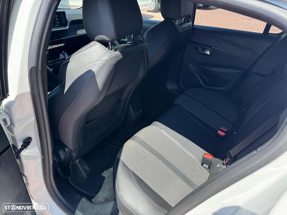 Peugeot e-208 - 17