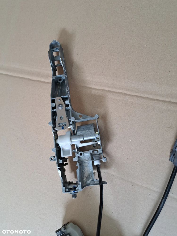 Peugeot 208 I lift zamek prawy przód klamka - 4