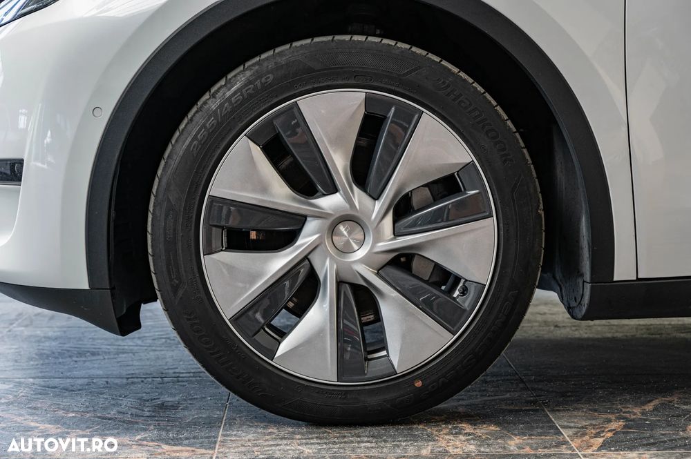 Tesla Model Y - 9