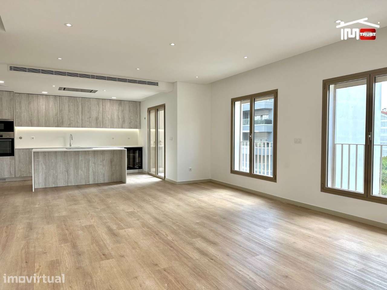 Apartamento T2 com Parqueamento e Varandas Grandes